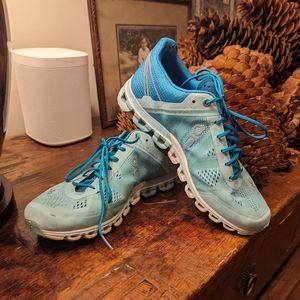 OnCloud Sneakers - Women's Size 7.5